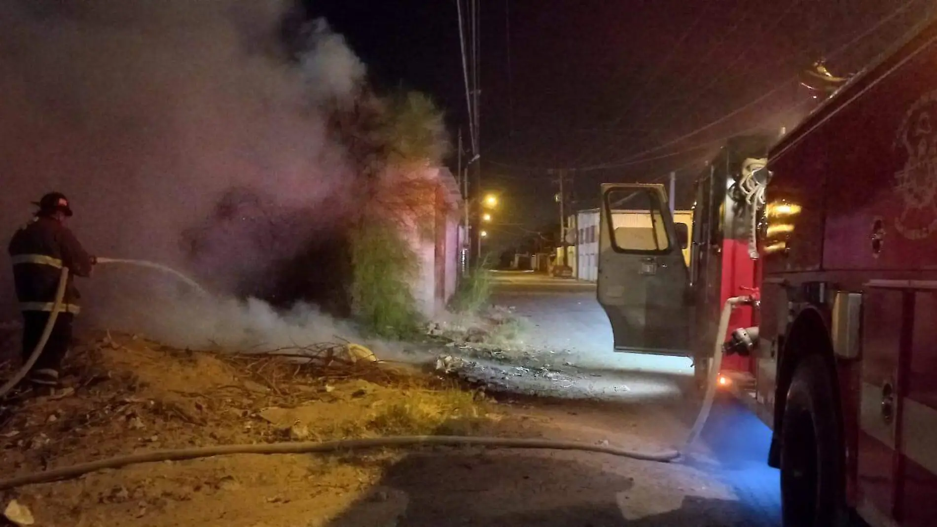 Incendio de basura por avenida Guadalupe Victoria y calle 2, fue controlado por los Bomberos Voluntarios